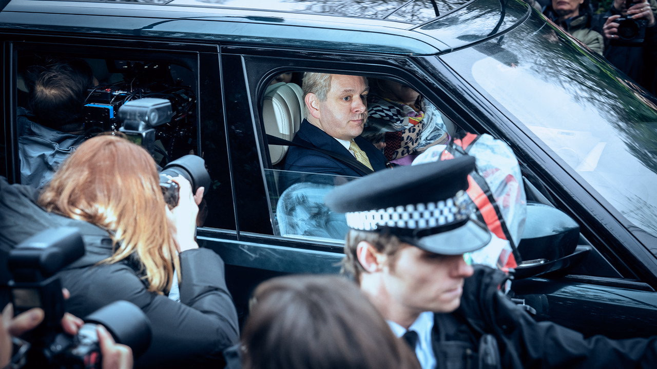 A Very Royal Scandal 1. Sezon 1. Bölüm izle