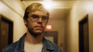 DAHMER - Canavar: Jeffrey Dahmer’ın Hikâyesi 1. Sezon 1. Bölüm izle