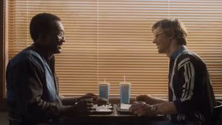 DAHMER - Canavar: Jeffrey Dahmer’ın Hikâyesi 1. Sezon 6. Bölüm izle