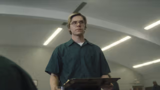 DAHMER - Canavar: Jeffrey Dahmer’ın Hikâyesi 1. Sezon 9. Bölüm izle