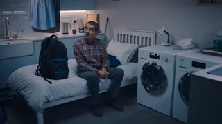 Man vs Bee 1. Sezon 2. Bölüm izle