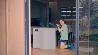 Man vs Bee 1. Sezon 3. Bölüm izle