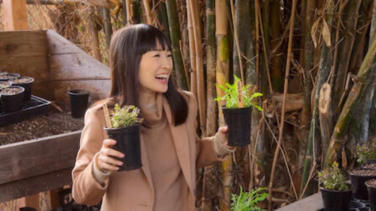 Sparking Joy with Marie Kondo 1. Sezon 1. Bölüm izle