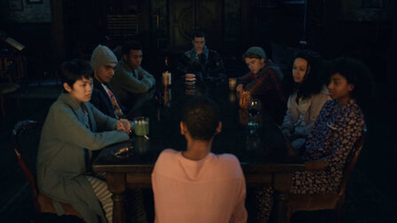 The Midnight Club 1. Sezon 1. Bölüm izle