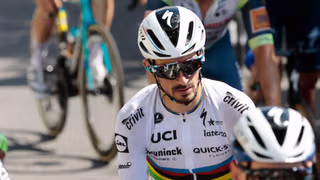 Tour de France: Zincirleri Kırmak 1. Sezon 1. Bölüm izle