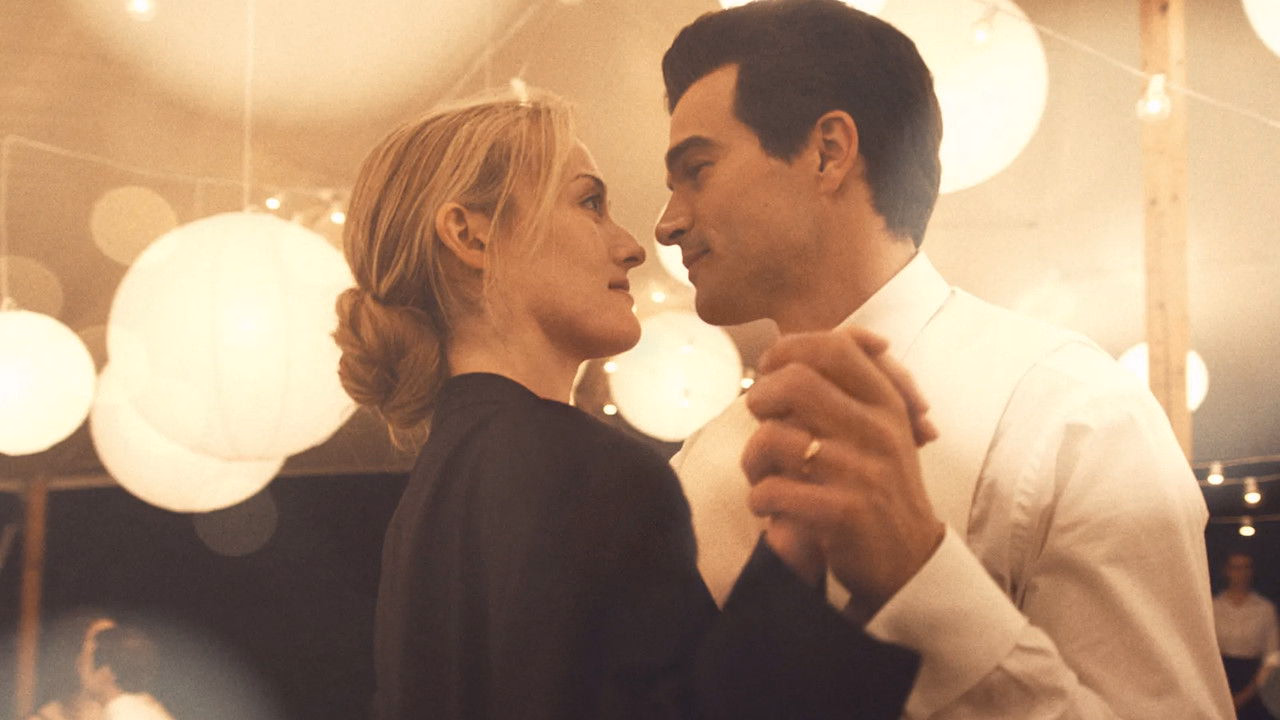 Love Story: John F. Kennedy Jr. & Carolyn Bessette 1. Sezon 4. Bölüm izle