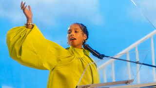 Noted: Alicia Keys the Untold Stories arka plan